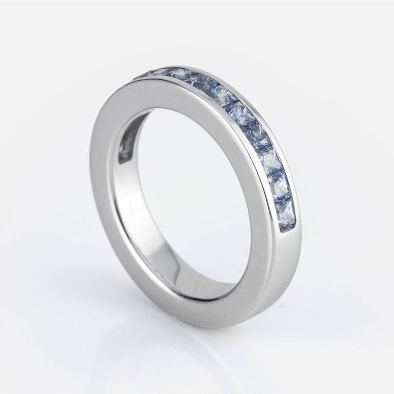 Anel memórias em ouro branco com safiras azuis da Leitão & Irmão