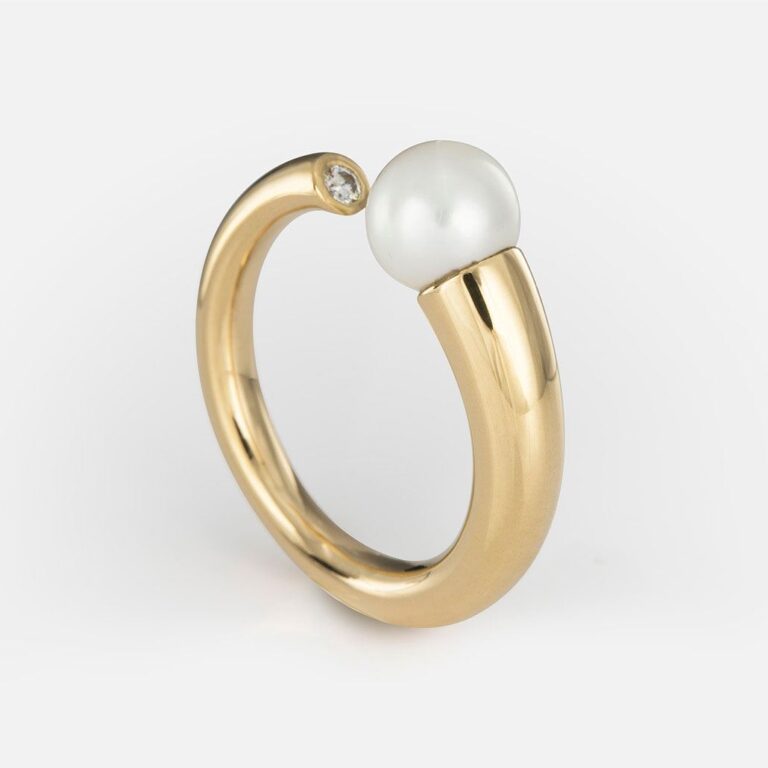 Anel em ouro com pérola e diamante coleção akoya da Leitão & Irmão