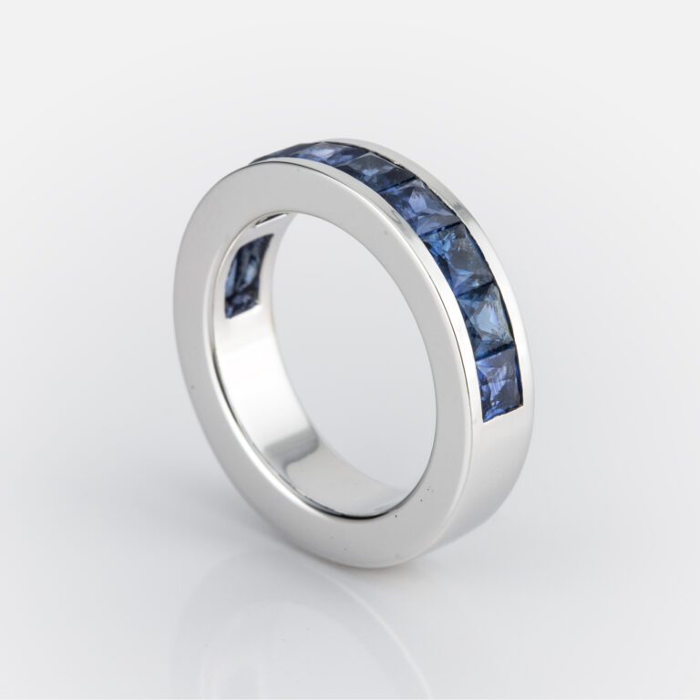 Anel meia memória em ouro branco com safiras azuis da Leitão & Irmão