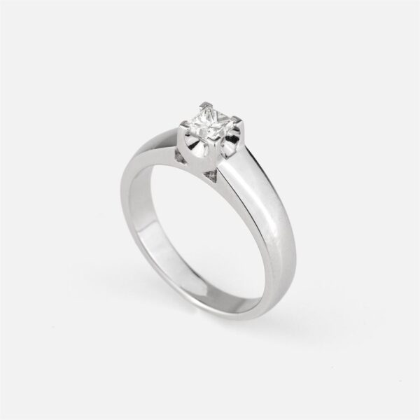 Anel em ouro branco e diamante coleção princess da Leitão & Irmão