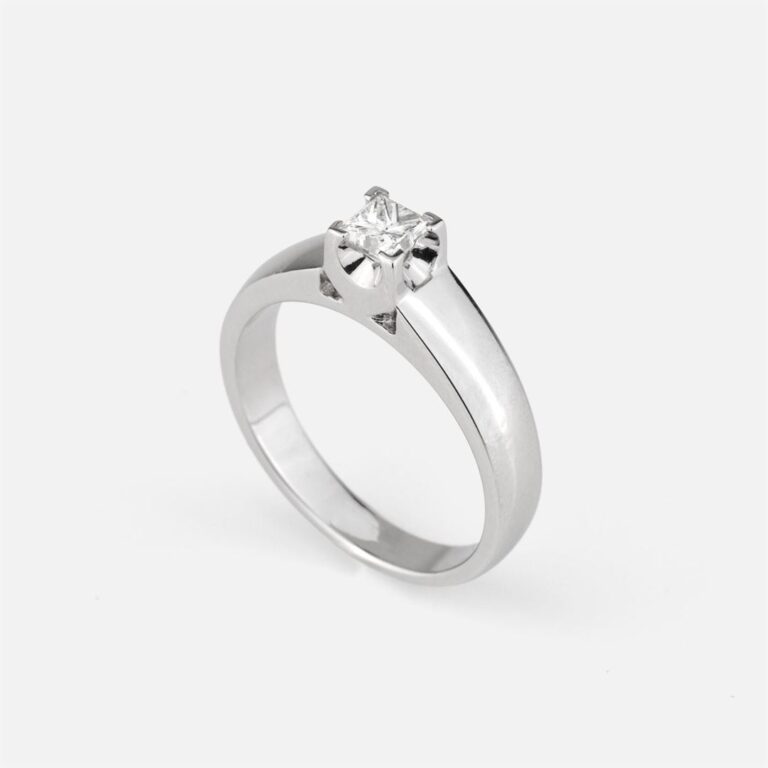 Anel em ouro branco e diamante coleção princess da Leitão & Irmão