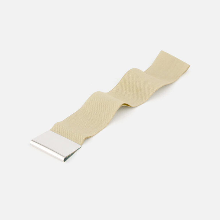 marcador de livro beje com aplicação em prata da Leitão & Irmão