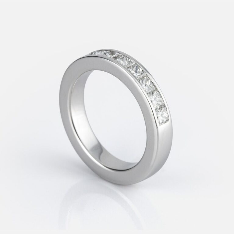 Anel memórias em ouro branco com diamantes da Leitão & Irmão