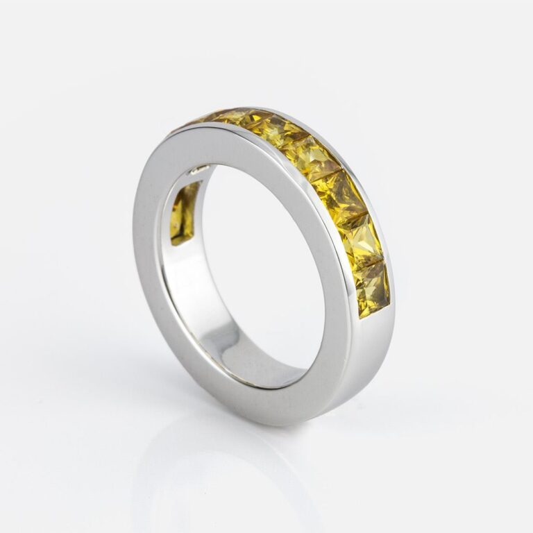 Anel memórias em ouro branco e safiras amarelas da Leitão & Irmão