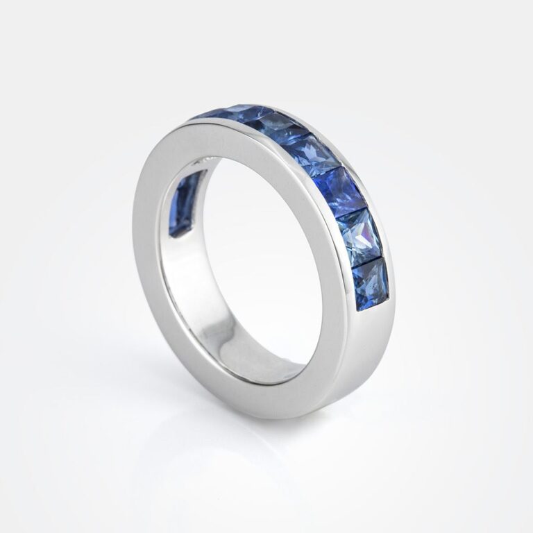 Anel memórias em ouro branco com safiras azuis da Leitão & Irmão