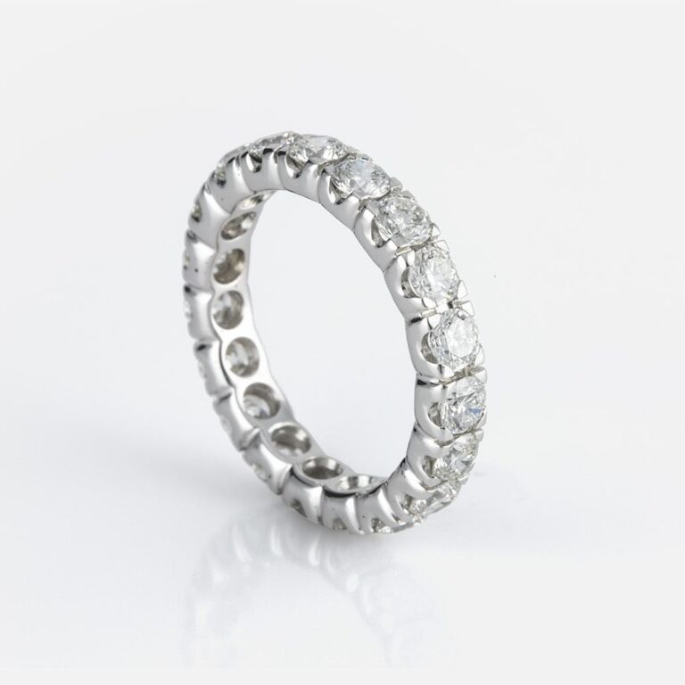 Anel memórias em ouro branco com diamantes da Leitão & Irmão