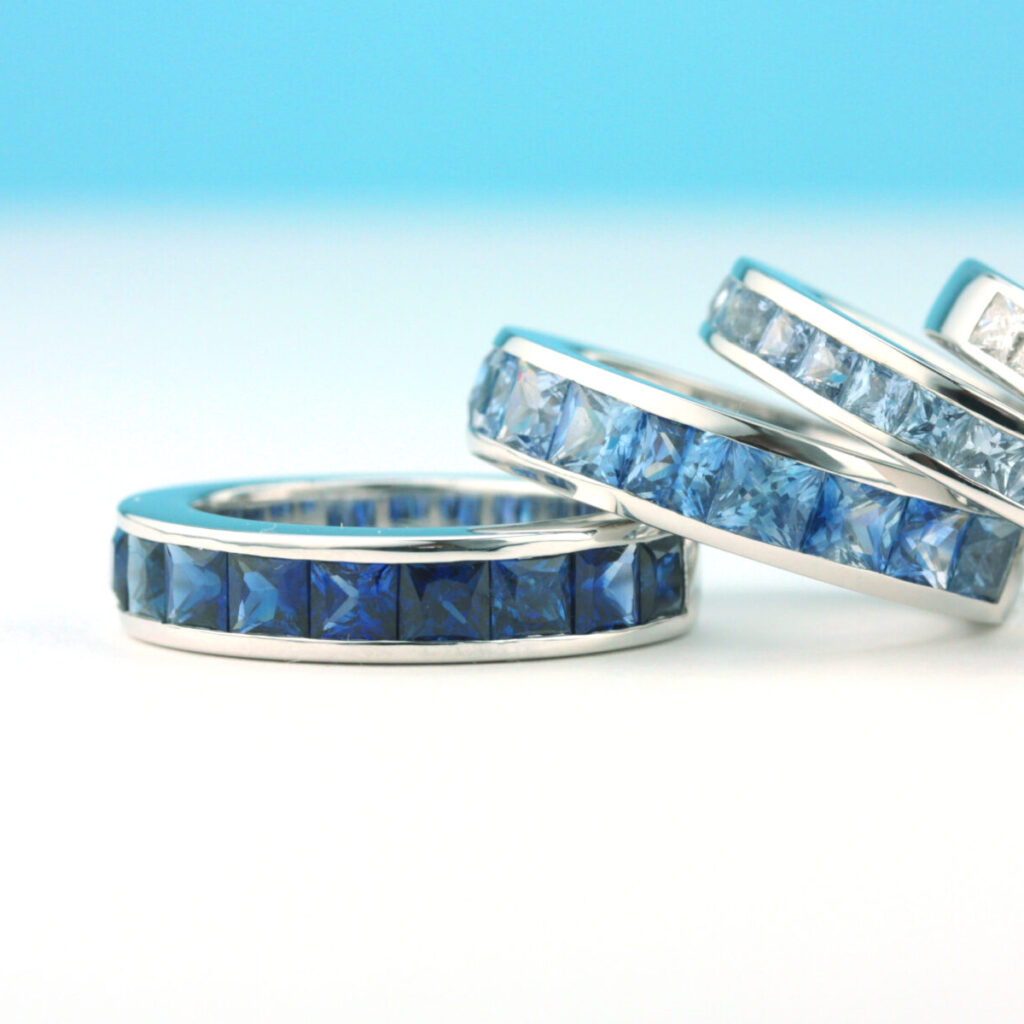 Anel memórias em ouro branco e safiras azuis da Leitão & Irmão