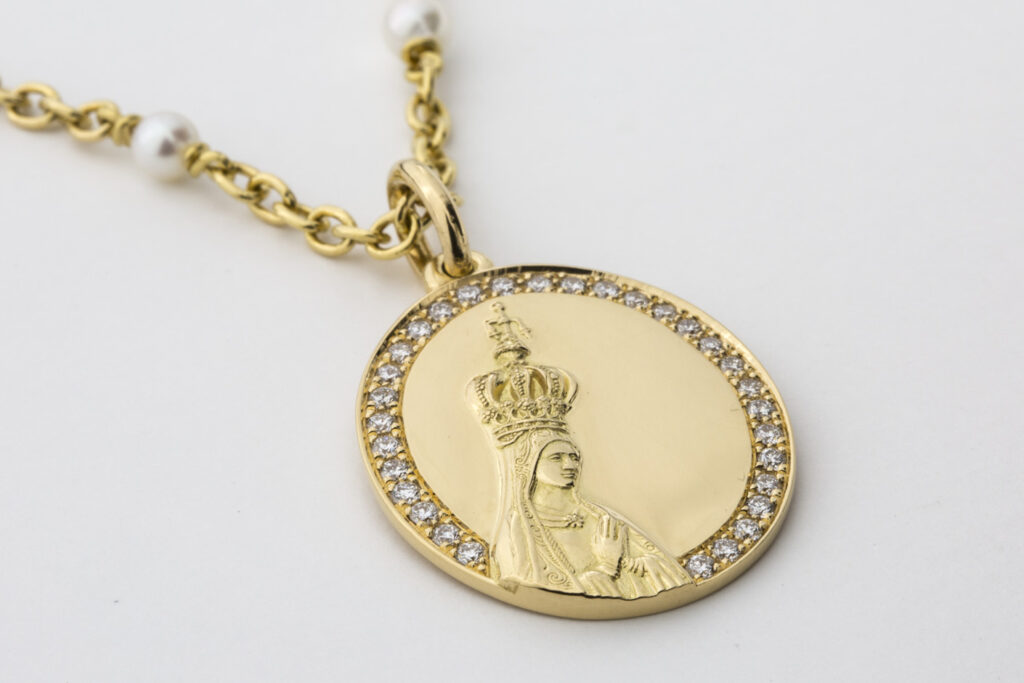 Medalha Novo Milénio em ouro diamantes e perolas da leitão & Irmão