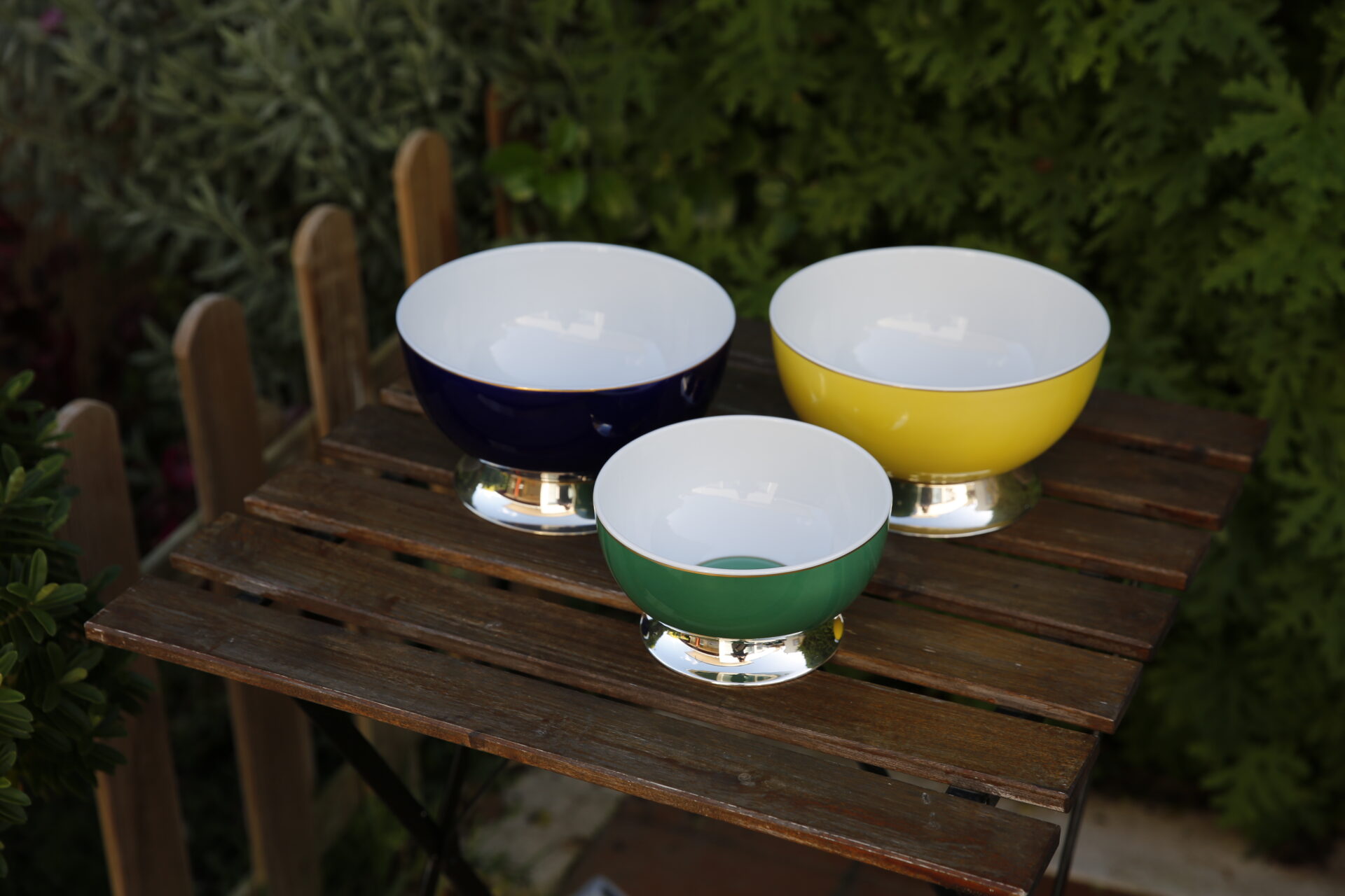 Taças em prata com porcelana portuguesa colorida da Leitão & Irmão