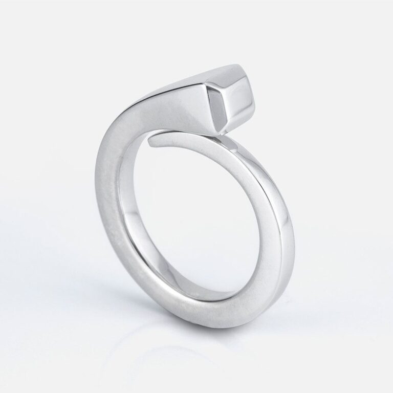 Anel o cravo coleção gaia em prata da Leitão & Irmão