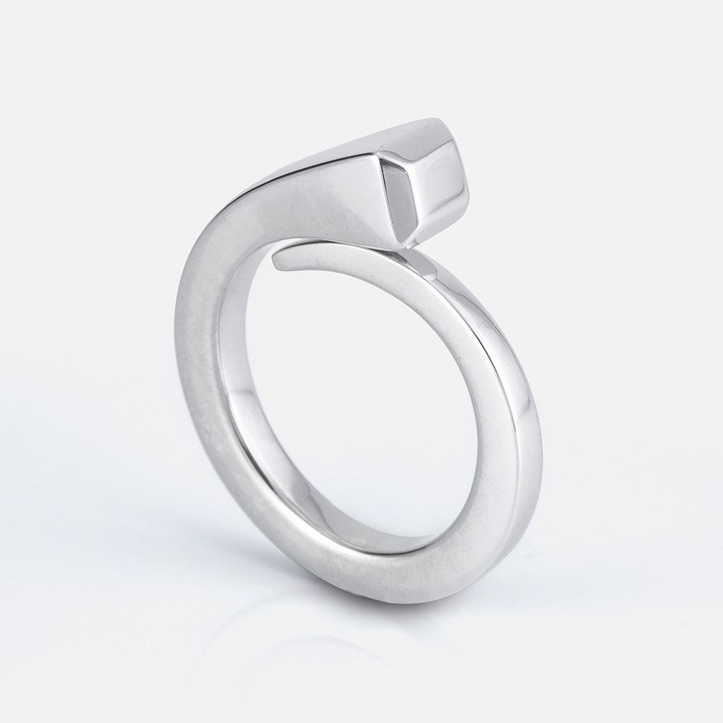 Anel o cravo coleção gaia em prata da Leitão & Irmão