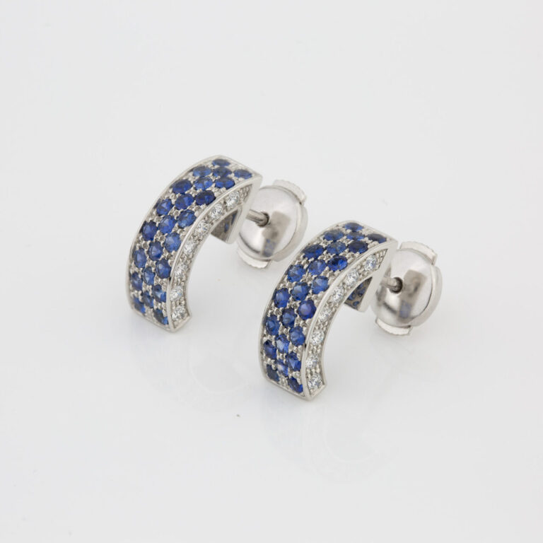 Par de brincos em platina com diamantes e safiras pavé da Leitão & Irmão
