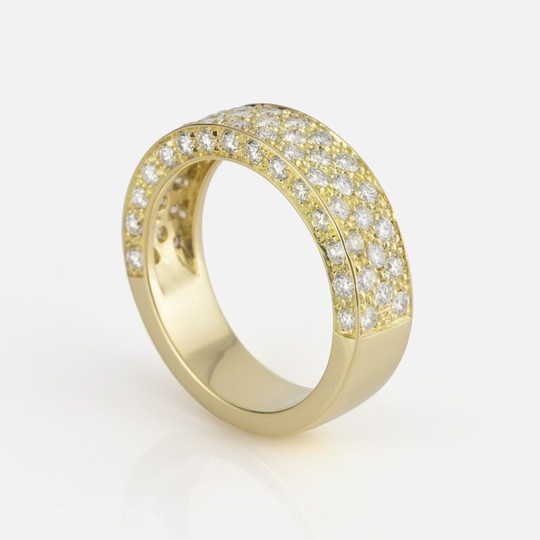 Anel em ouro amarelo e diamantes pavé da Leitão & Irmão