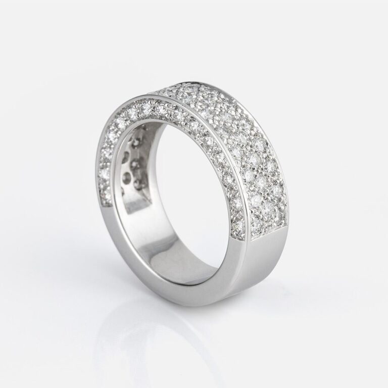 Anel em ouro branco e diamantes pavé da Leitão & Irmão