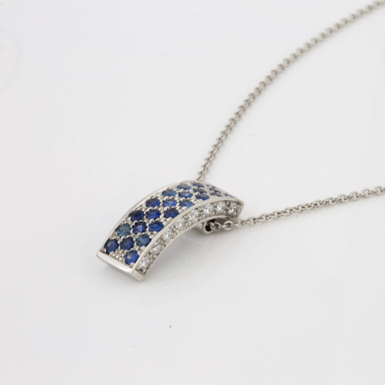 Colar em platina com diamantes e safiras pavé da Leitão & Irmão