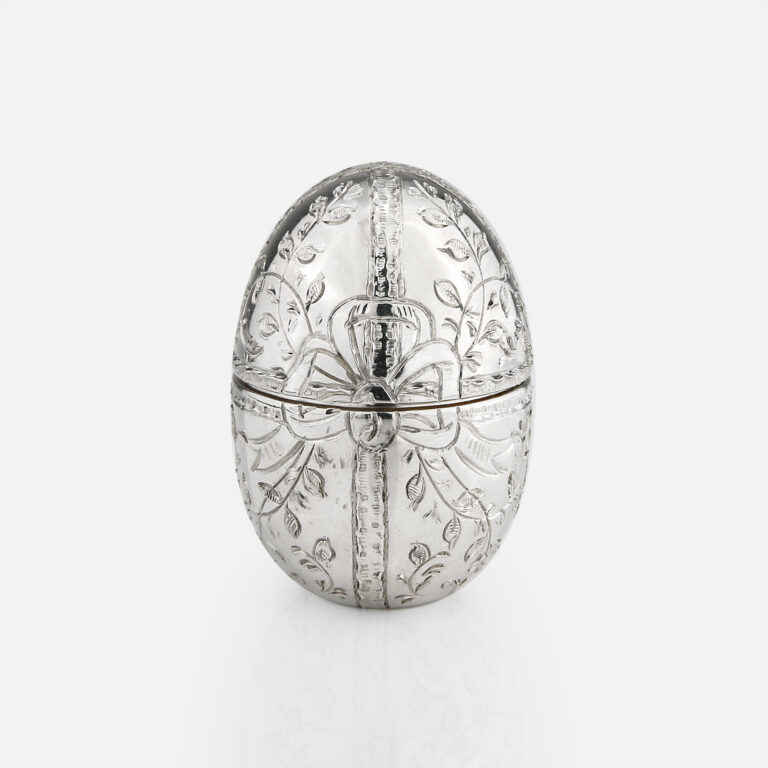 Ovo miniatura em prata com motivo laços com flores em relevo da Leitão & Irmão