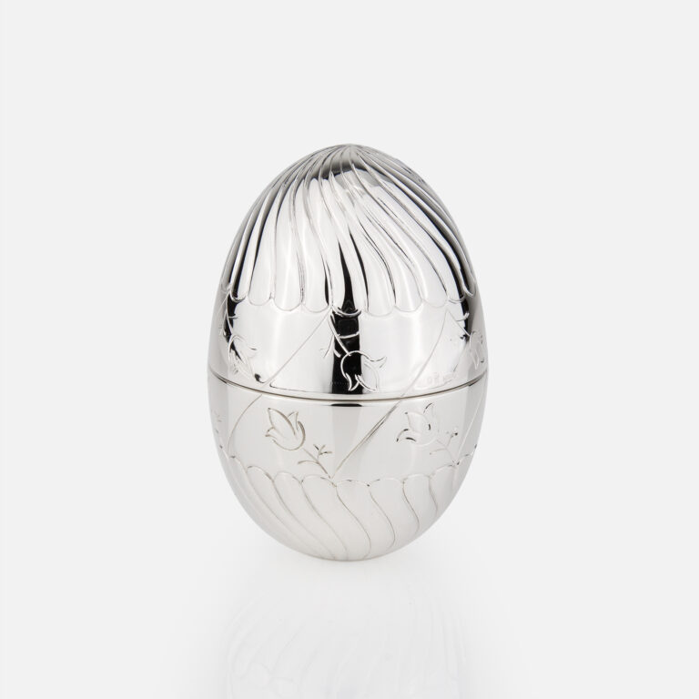 Ovo em prata com motivo gomos e tulipa da Leitão & Irmão