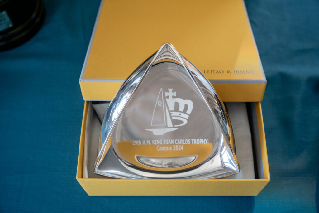 salva gravada da Leitão & Irmão oferecida a equipa vencedora no 29º Troféu Sua Majestade Rei Juan Carlos