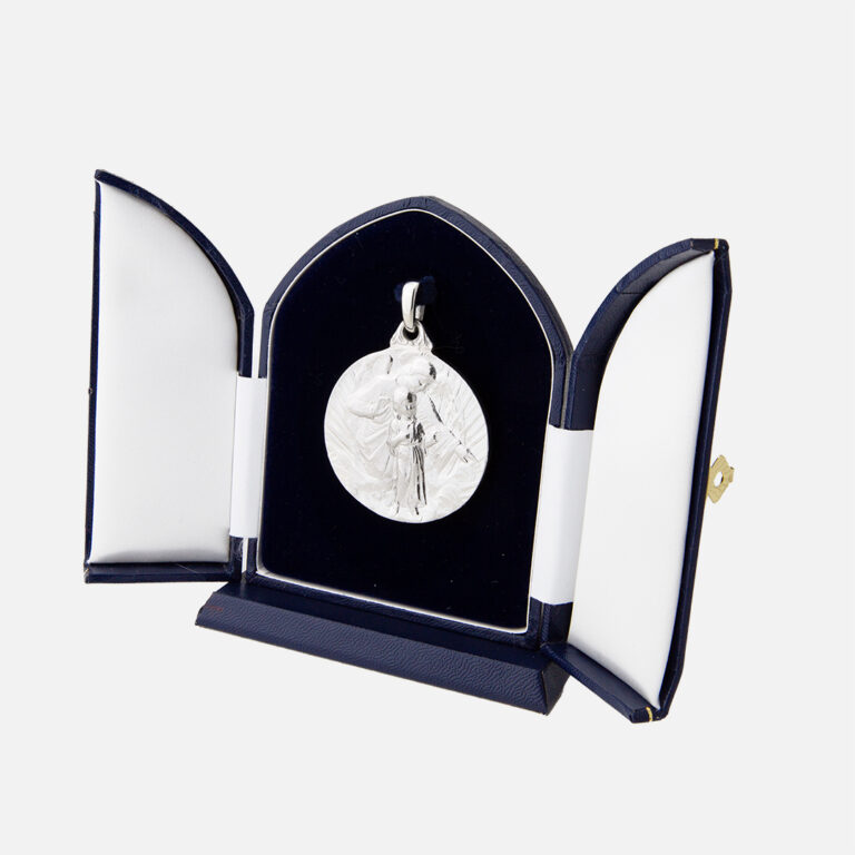 Medalha de berço com anjo da guarda com menino em prata da Leitão & irmão