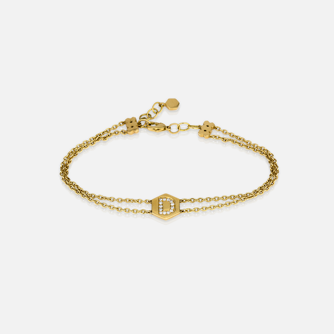 Pulseira Bee com chapa com letra em ouro e diamantes da Leitão & Irmão x Débora Montenegro