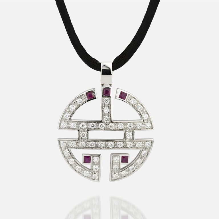 Pendente longevidade em ouro branco, diamantes e rubis com fio de seda da coleção Oriente da Leitão & Irmão
