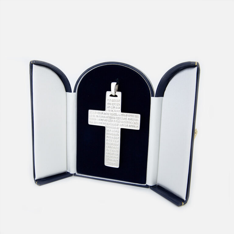 Cruz em prata com gravação do pai nosso da Leitão & Irmão