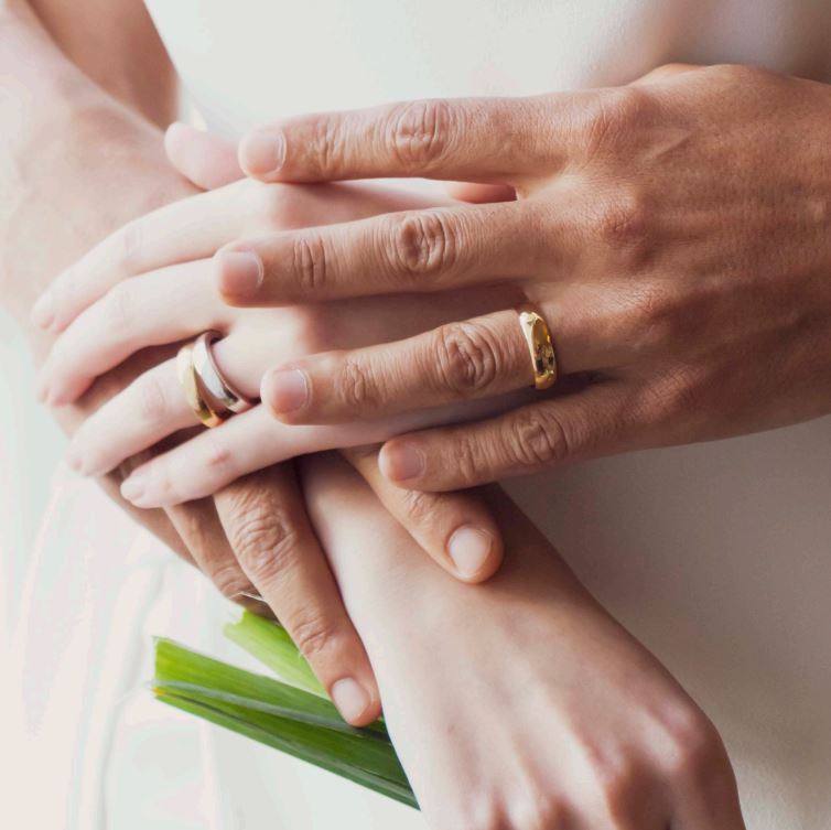 Modelo com alianças em ouro da leitão & Irmão