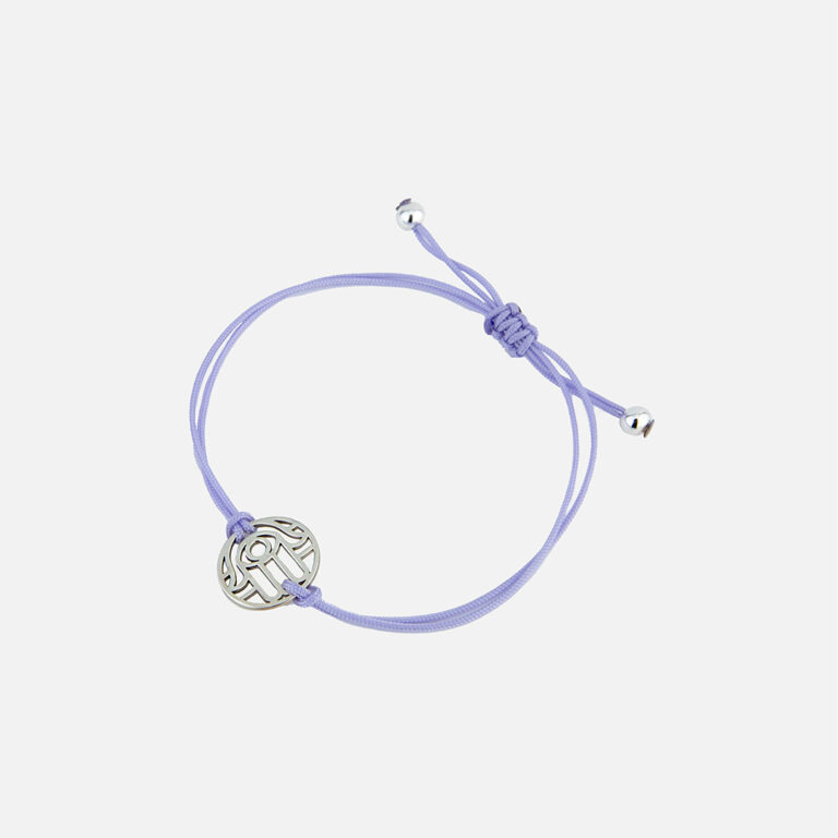 pulseira da sorte, com fio lilás e motivo circular de mão de Fátima em prata da Leitão & Irmão.