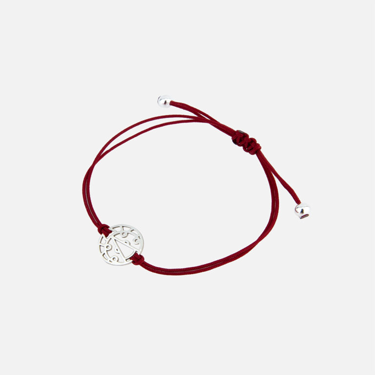 pulseira da sorte, com fio lilás e motivo circular de uma joaninha em prata da Leitão & Irmão.