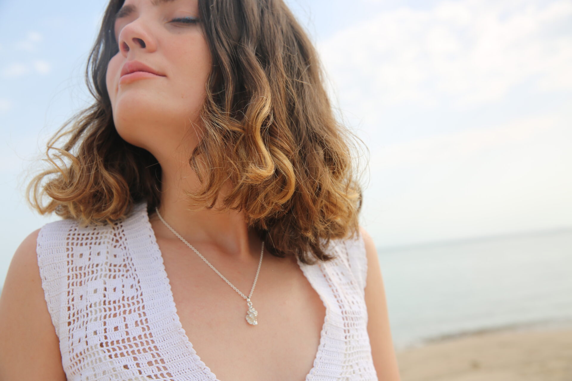 Modelo com pendente buzio da coleção mar de prata com fio em prata.