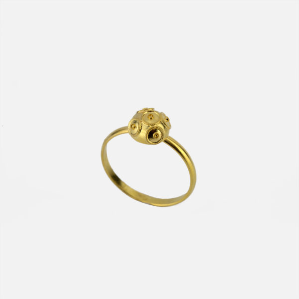 Anel com meia bola de viana de filigrana em ouro da Leitão & Irmão