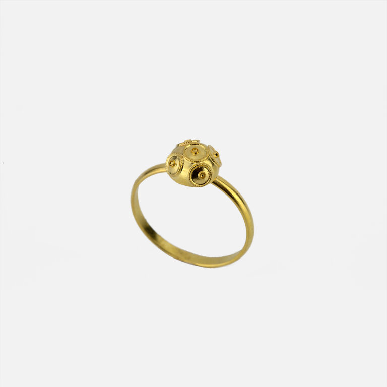 Anel com meia bola de viana de filigrana em ouro da Leitão & Irmão