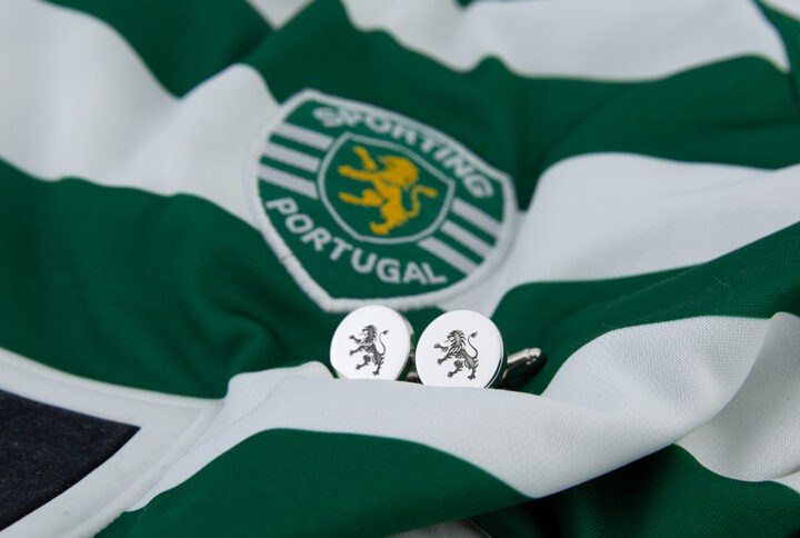 Foto em ambiente, botões de punho Sporting SP Jewels da Leitão & Irmão.