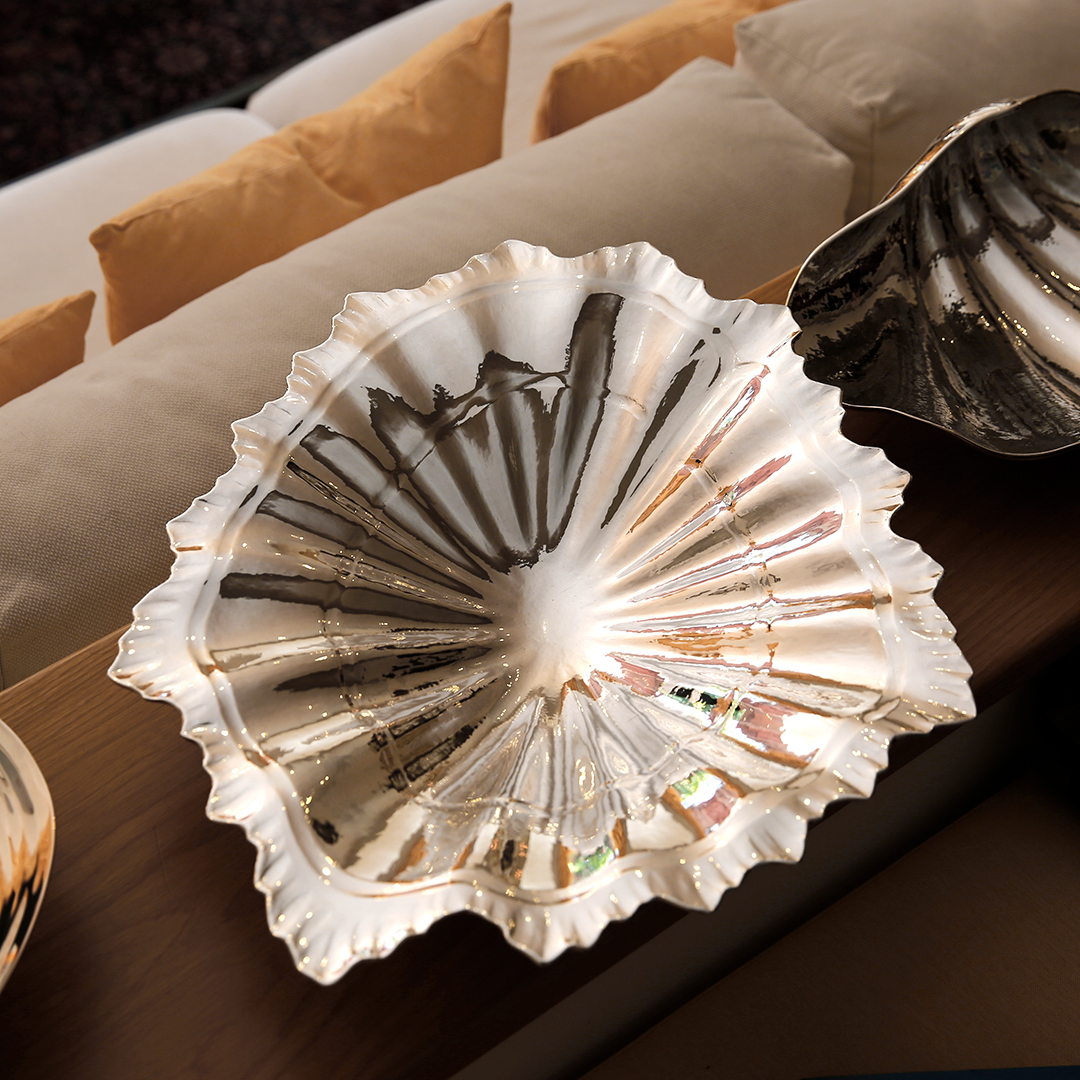 lapa gigante em prata, para decoração, da Leitão & Irmão. peça em ambiente.