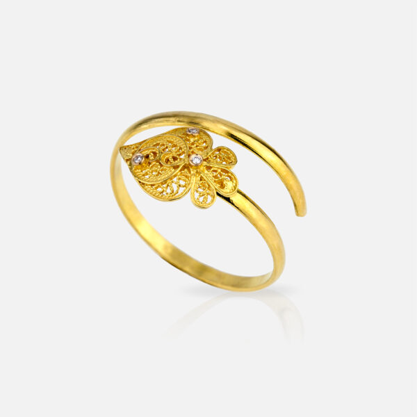 Anel uma volta com coração de filigrana na extremidade, em ouro e diamantes da Leitão & Irmão.