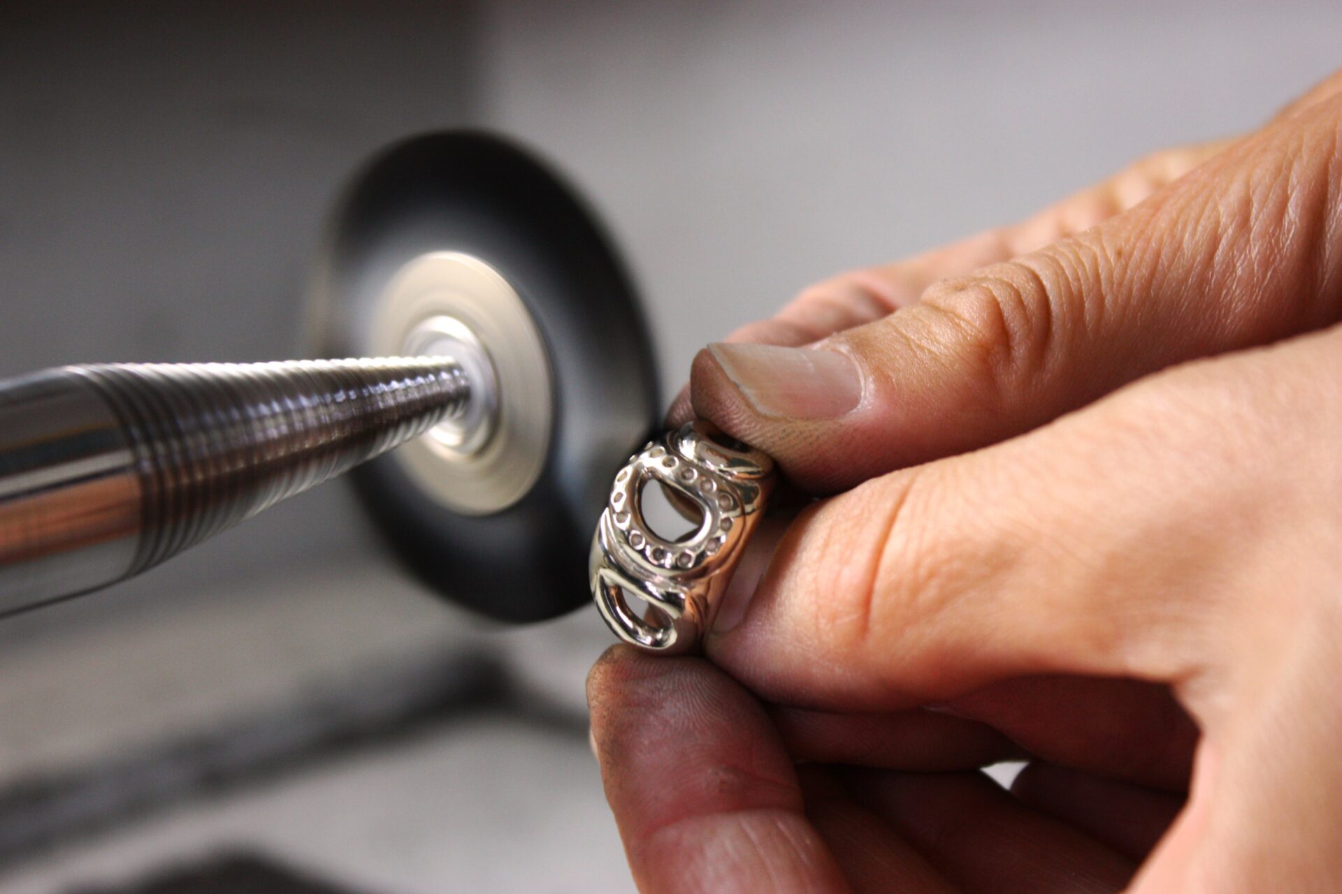 Anel sublime em ouro com aplicação de diamantes na oficina da Leitão & Irmão