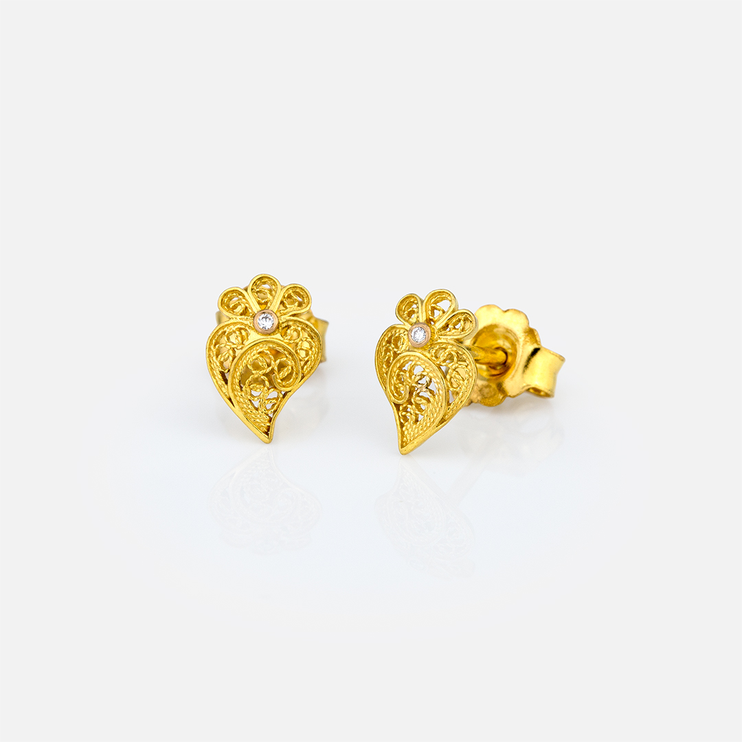 Par de brincos com coração de filigrana, em ouro e diamantes da Leitão & Irmão.