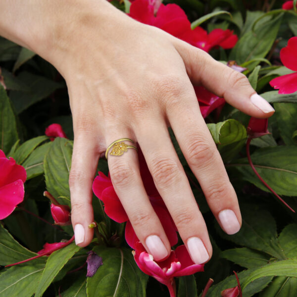 Modelo com anel de uma volta com coração de filigrana na extremidade, em ouro e diamantes da Leitão & Irmão.