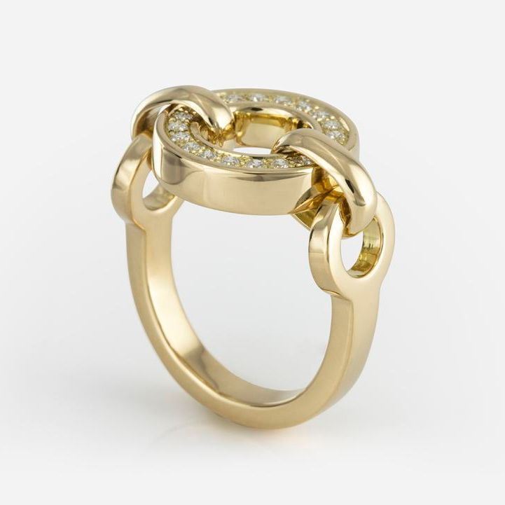 Anel em ouro amarelo com aplicação de diamantes da coleção inverso da Leitão & Irmão.