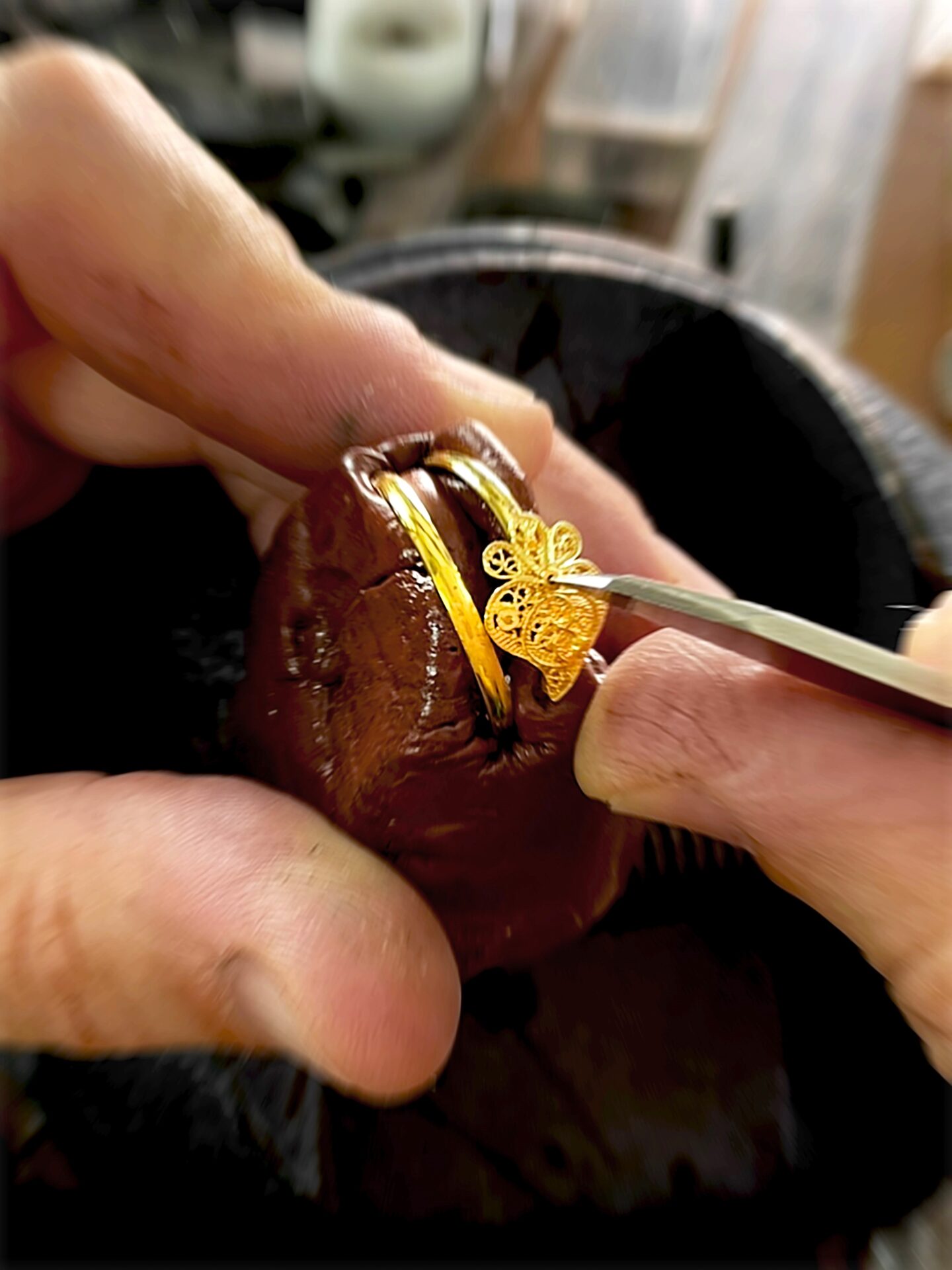 Anel em ouro amarelo com duas volta com coração de viana em filigrana numa das extremidades nas oficina da Leitão & Irmão a aplicar diamantes.