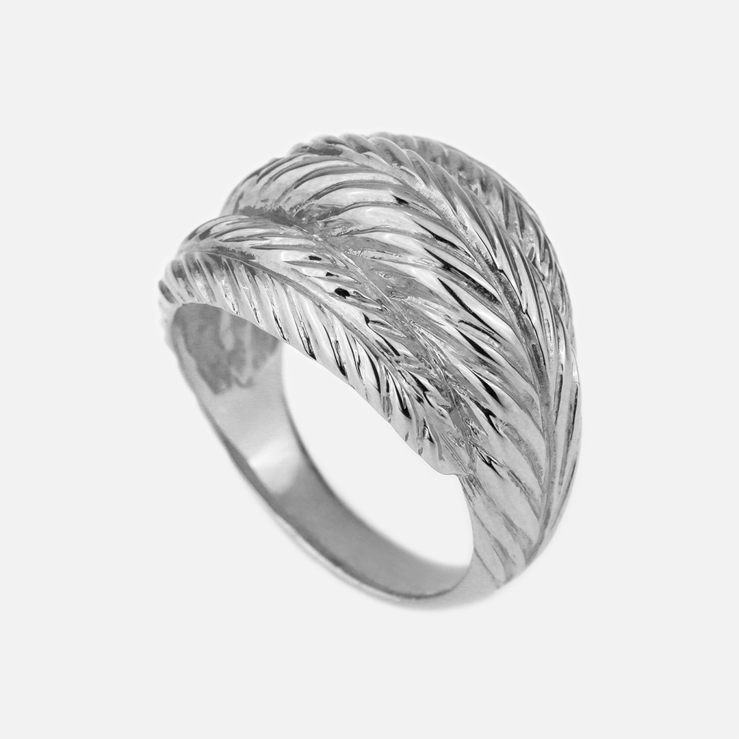 Anel com relevo de plumas em ouro branco da Leitão & Irmão