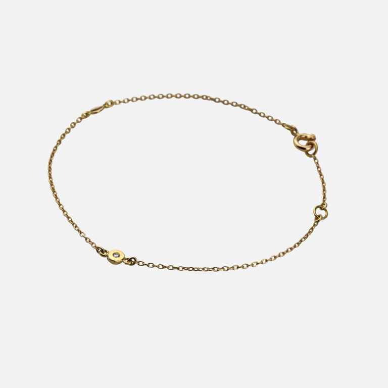 Pulseira em malha de ouro com a aplicação de um diamante no centro da pulseira da leitão & Irmão com extensão.