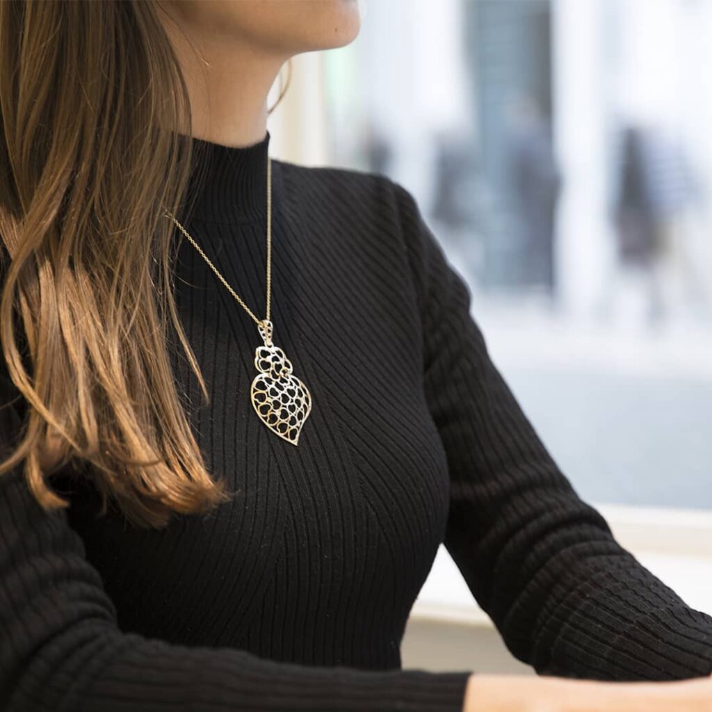 Colar em ouro amarelo com aplicação de diamantes da coleção Love story Leitão & Irmão