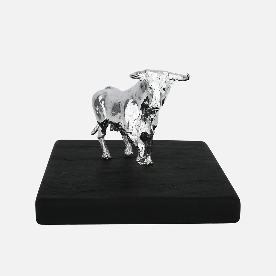 Touro em prata Ferdinando da coleção touros bravos da leitão & Irmão